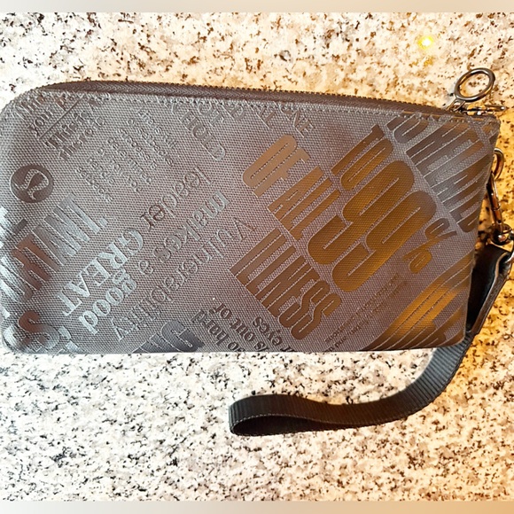 ♥️💖 Lululemon Solid Black Manifesto Print Curved Wristlet Removable Strap EUC - Picture 2 of 6